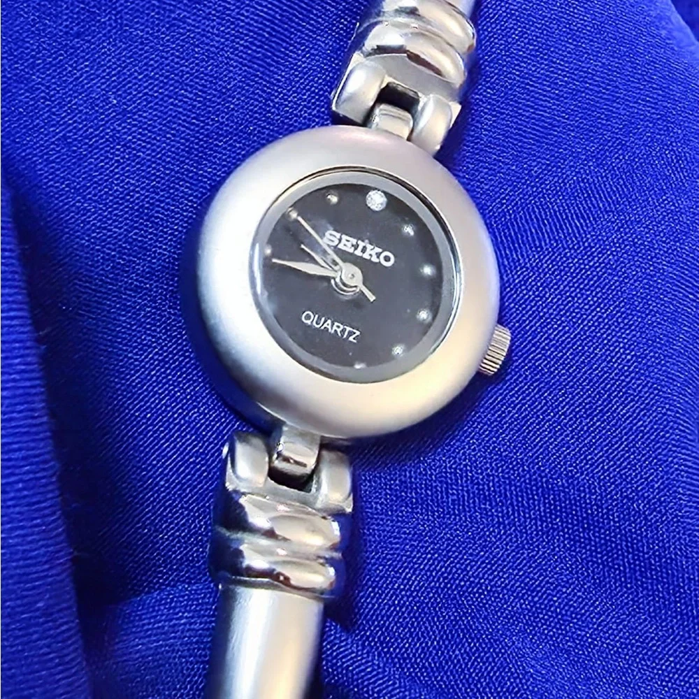 Seiko Vintage Petite Women's Watch 21mm New battery , fully working